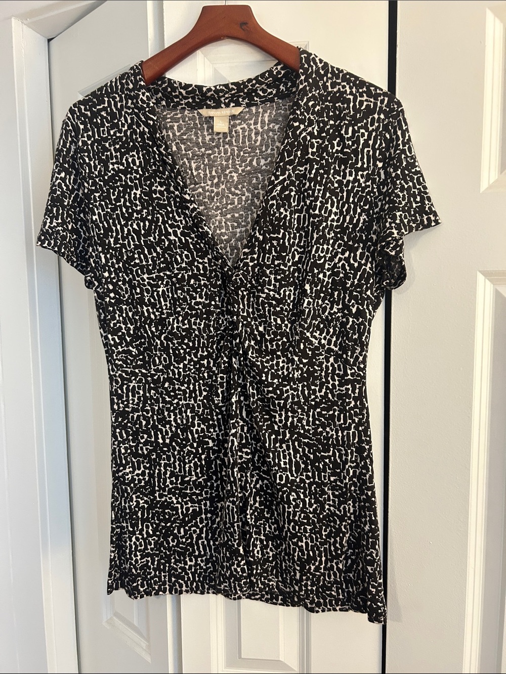 Banana Republic Black and White Printed V-Neck Short Sleeve Tunic
